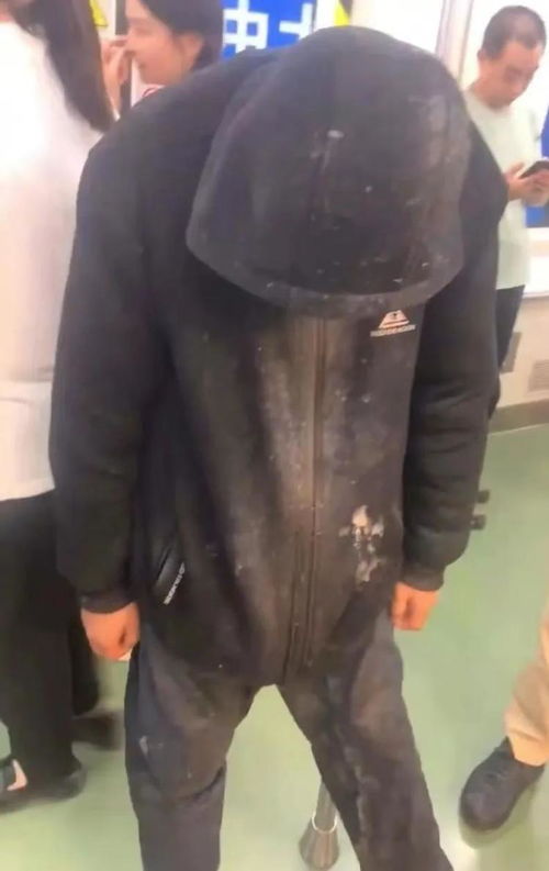 背靠扶手低着头西安地铁出现神秘黑衣男子最新回应
