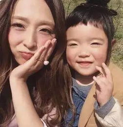 这个妈妈生了两个超级可爱的女儿,时髦逗比无所不能,一不小心就萌爆ins