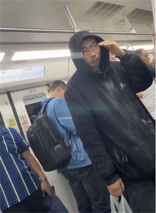 后续西安地铁神秘男已被带走,正面照曝光,知情人透露更多内幕