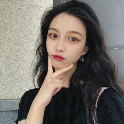 女生长发头像高冷微笑是我的伪装