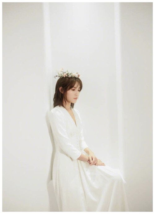 漂亮气质优雅女明星苏青白色连衣裙甜美仙气十足写真