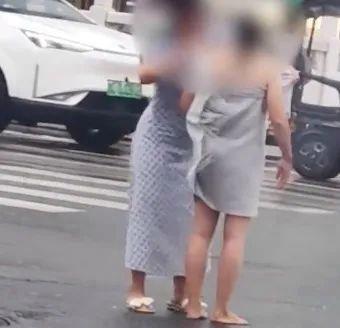 洛阳女子赤裸全身站在街头,路人围观拍照,好心人为她裹上围巾