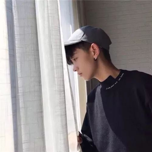 头像人要是倒霉起来,吃火锅不管坐哪里,烟都往你脸上飘