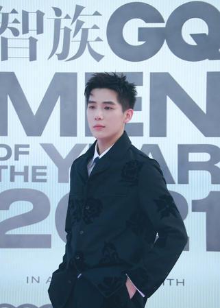 杨洋李现两大流量齐聚10位男星红毯造型,邓伦化身禁欲系男神