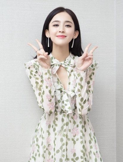 古力娜扎新造型太酷了,满头脏辫化身嘻哈女孩,气场超强
