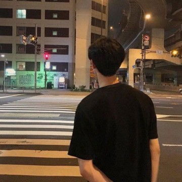 又丧又酷的黑白系男生头像