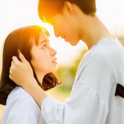 2018qq个性情侣头像亲吻暧昧学生图片你的全世界必须只有我