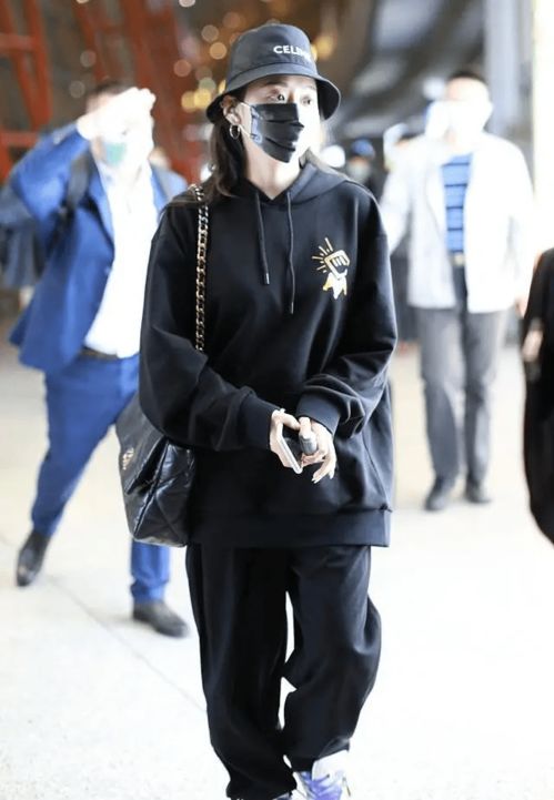 张靓颖和男友罕见走机场,穿情侣卫衣配黑裤百搭时尚,看着好般配