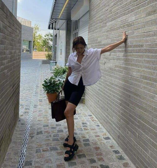 韩国ins街头时尚搭配博主gemjem轻松慵懒的韩式辣妹感觉