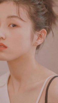 张子枫好好打扮起来也是很有气质的半露酥肩样子迷人,有女人味