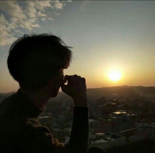 有哪些男士的背影图片可以当头像的黑色的,冷酷的那种