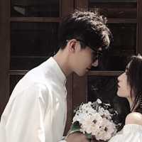 一男一女捧花情人头像