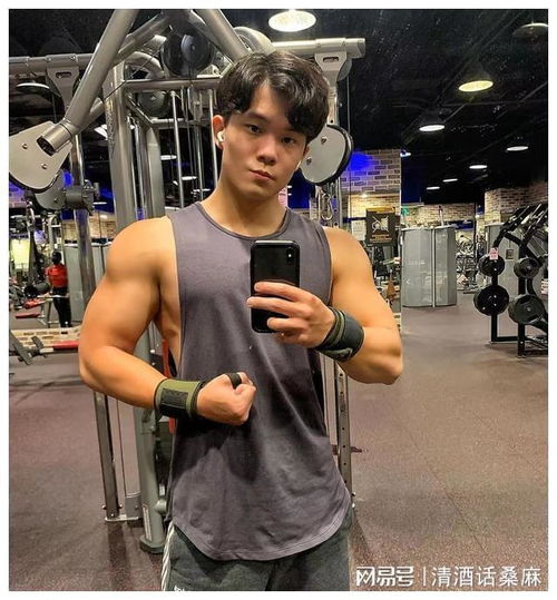 爱健身的臭美肌肉男,六块腹肌特撩人,性感的人鱼线也好上头