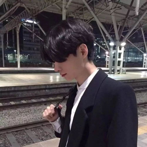 男生头像孤独不是没人爱你,而是你谁也不爱
