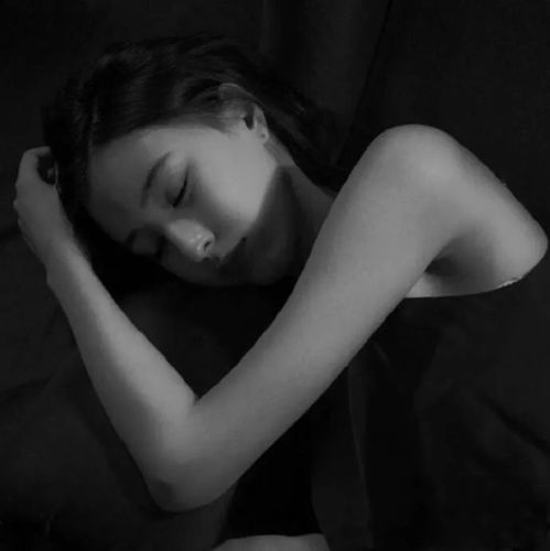 黑白女生头像愿我们都是被时间偏爱的人