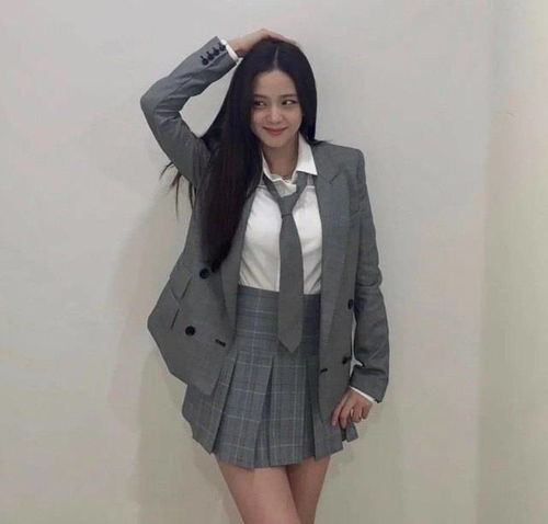 韩国氧气美女金智秀,杂志花絮释出,穿波点长裙演绎时尚复古