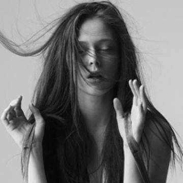 黑白欧美女头旧的东西不要碰一碰它就破一破你就痛