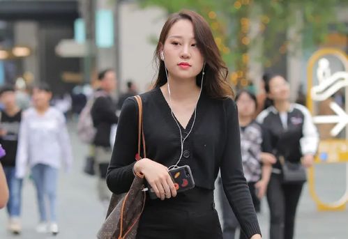 街拍时尚简约大方的黑色系轻熟风穿搭,气质女生都喜欢