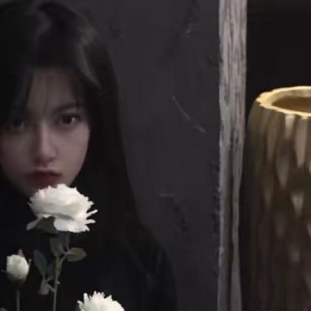 手拿白玫瑰头像手拿白玫瑰的女生头像图片