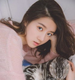 李凯馨结束了艺考,推出猫系少女暖春大片