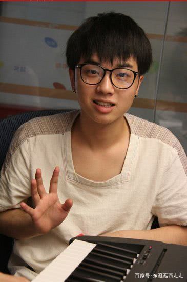 华晨宇从一个呆萌宅男蜕变成一个精致妖孽男