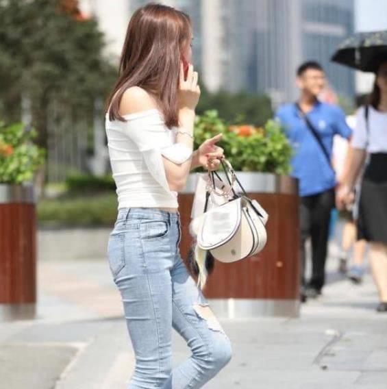 街拍气质高雅的美女,一条绿色的连衣裙,时尚女神风范