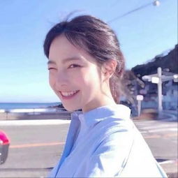 海边玩耍的女生高清图片
