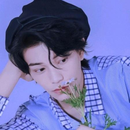 今晚帅哥走一波蓝色清新男生头像真的很不错的
