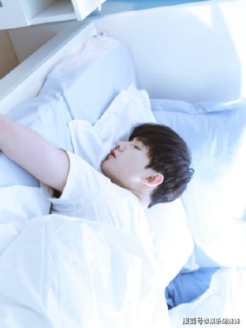 男星睡颜华晨宇呆萌,杨洋可爱,朱一龙精致,王俊凯宛如风景画男孩子