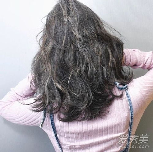女孩在春天最喜欢的发型仍然是略带卷发,最有味道