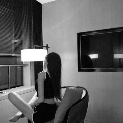 黑白头像女伤感侧脸暗黑系头像女高冷