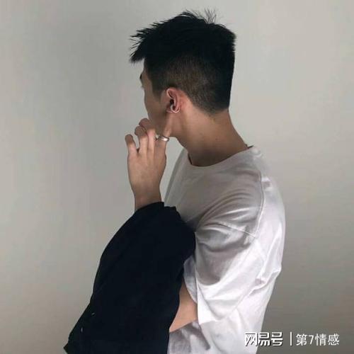 异性关系一个男人从来不换微信头像,十有八九是以下3种人