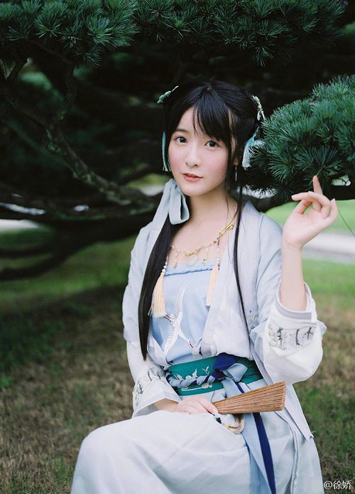徐娇晒古风写真撑伞执扇温婉可人