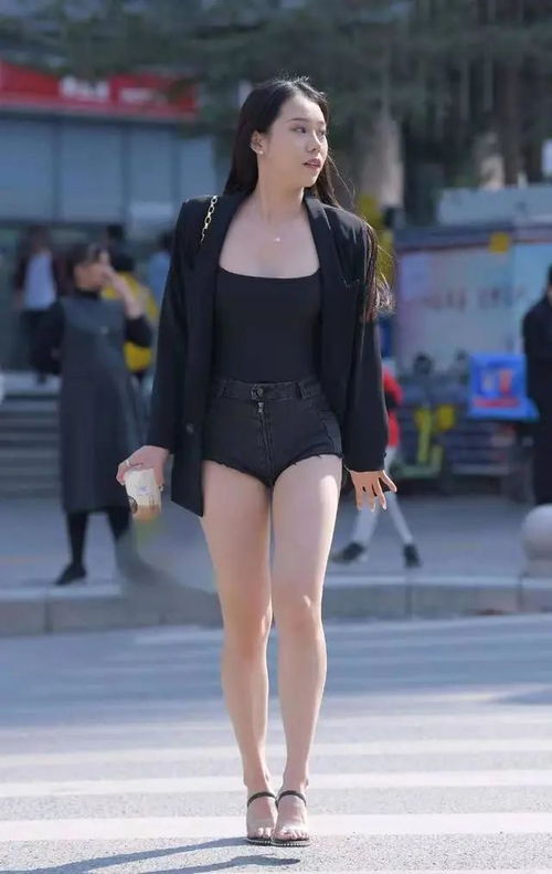 简约大气的职场女性穿搭,西装外套背心短裤,简洁利落又显气质