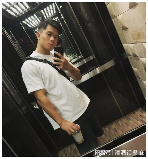 爱健身的臭美肌肉男,六块腹肌特撩人,性感的人鱼线也好上头