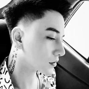 冷酷无情的男生头像黑白封闭了世界