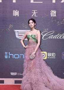 关晓彤周冬雨古力娜扎同时穿粉色的裙子,一对比就知道她最少女
