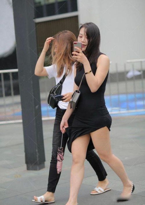 两人的身材相称,黑色系的穿搭,让她们既显瘦又显气质