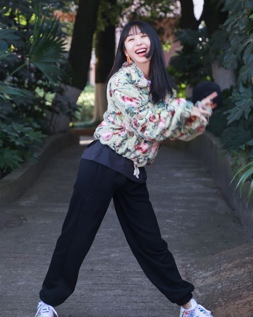 李菲儿晒黄晓明同款写真,穿碎花裙如18岁,baby真没法比