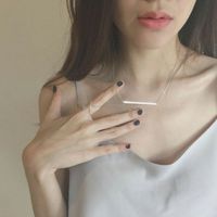 qq头像女生侧脸露锁骨上半身性感女生锁骨侧面头像