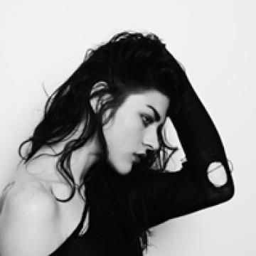 黑白欧美女头旧的东西不要碰一碰它就破一破你就痛