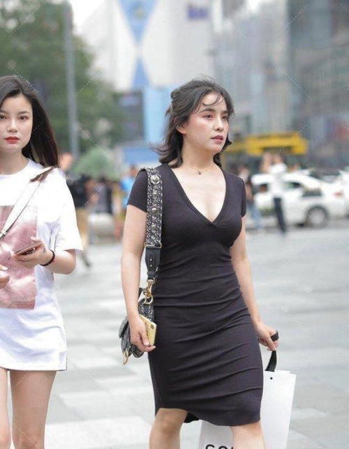 瘦小女孩穿搭高级职场风,v字领搭配黑色系风格,意外秀出高级感