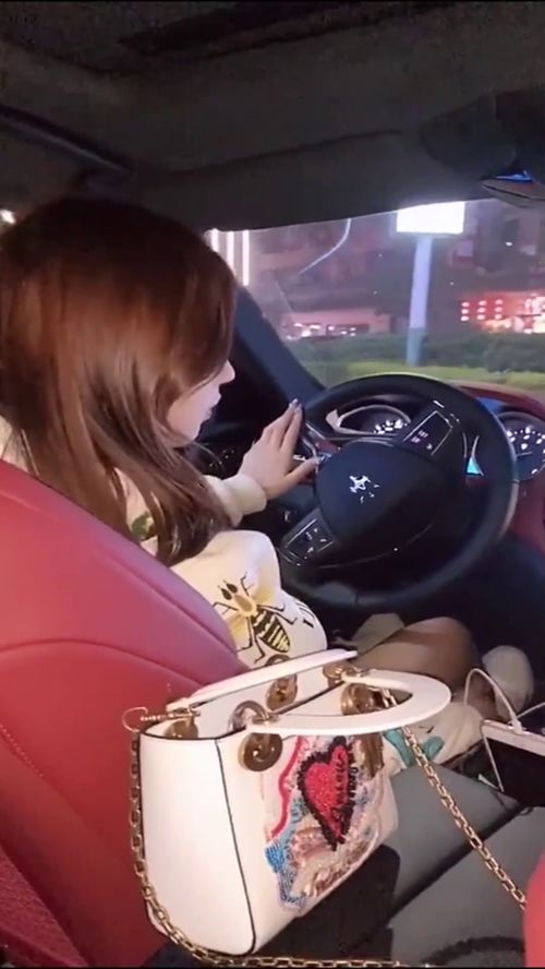 美女单手开豪车,一看这动作,就知道是司机了