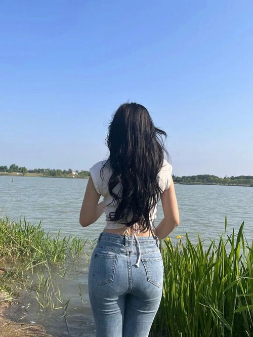 发现美丽水草边的牛仔裤美女