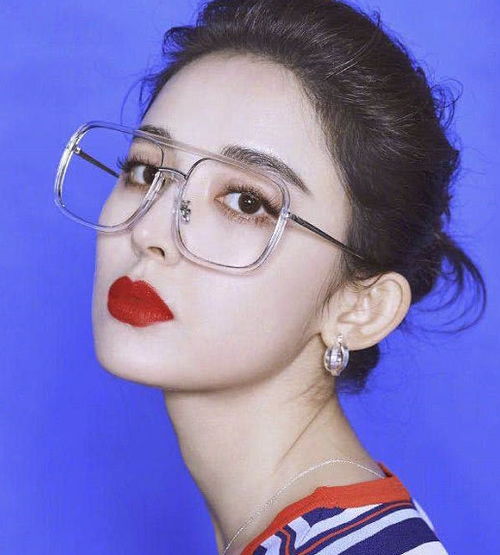 古力娜扎终于换风格褶皱裙配猫眼妆很魅惑,带夸张耳饰高调吸睛