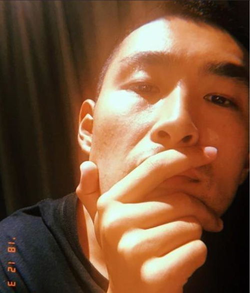 晒晒王彦霖现实中的家,餐厅装修像个毛坯房,墙面还是水泥状态的