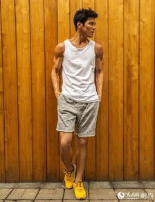 向佐白背心写真阳光帅气网友雷震子秒变邻家男孩