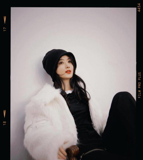 赵丽颖越穿越少女了清爽白色系小女生搭配,看上去还真减龄了