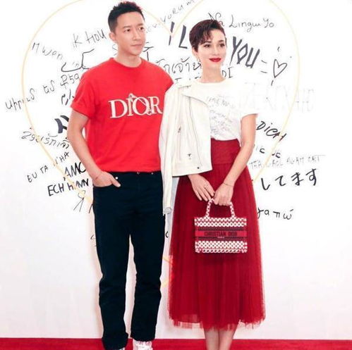 韩庚夫妇罕见同框,同穿黑色系宛如情侣装,十指紧扣恩爱甜蜜