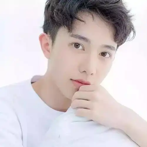 烫成这样的帅气发型,还怕吸引不了妹子的目光